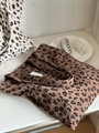 Dettaglio della borsa tote in velluto a coste leopardato con doppi manici su base bianca - Leopardo Caffè