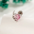 Zilveren skelethand met roze zirkoonhart als oorknopje voor een unieke piercingstijl - Rechterhand Roze Stijl (A1018-2)