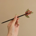 Épingle à cheveux en ébène avec baies rouges et feuilles vertes au style classique - Pic Design Baie Rouge / Rouge