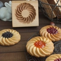 Rectangular beech wood cookie mold with swirl texture and fruit jam-filled biscuits - Sandwich Rotating Flower B