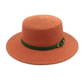 Détail d'un chapeau de paille orange avec bande en cuir vert et boucle dorée - M (56-58cm) / Couleur caramel