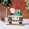 Nahaufnahme eines grünen Adventskalender-Autos aus Holz mit Weihnachtsmann und Geschenken - Grüner Weihnachtsmann LKW / Grün