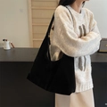 Minimalistische schwarze Wildleder-Einkaufstasche für Damen als stylische Schultertasche - Schwarz