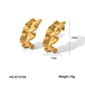 Detalle de pendientes dorados con textura en forma de hoja con medidas de 30mm y peso 15g - Oro de 18K (HC-E10104)