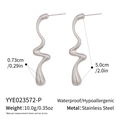 Dettaglio degli orecchini irregolari in acciaio inossidabile argento, altezza 5 cm - Acciaio inossidabile / Stile Argento (YYE023572-P)