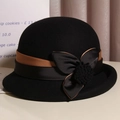 Détail du chapeau cloche en laine montrant ruban bicolore et fleur faite à la main - M (56-58cm) / Noir