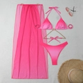 Set bikini sfumato rosa con pareo in rete e catena dorata su sfondo di sabbia bianca decorata - S / Rosa Rosso