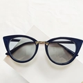 Retro-Cat-Eye-Sonnenbrille mit dunklem Rahmen, grauen Gläsern und goldenem Steg - Marineblau