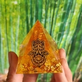 Pyramide en résine faite main avec feuille d'or et symbole main de Hamsa - Style 50