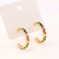 Orecchini a cerchio dorati a forma di C con zirconi colorati su sfondo bianco - Orecchini a Cerchio a C Arcobaleno (Stile 1)