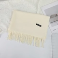 Écharpe en cachemire jaune clair doux avec franges sur une surface blanche minimaliste - 70×200cm / Blanc Lait