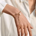 Bracciale a catena a graffetta dorata con perla barocca su abito bianco minimalista - Stile Ciondolo Perla Irregolare Francese (KB0221)