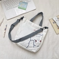 Dettaglio della borsa tote in tela con stampa orso carino e tracolla grigia regolabile - Orso Happy (A Mano+Tracolla) Stile Medio