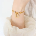 Gouden kralenarmband met fonkelende letter D bedel bezet met witte strass - Gouden Armband - Letter D
