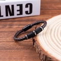 Bracciale da uomo in pelle marrone intrecciata con chiusura magnetica nera su legno - Pelle Marrone + Anelli Color Acciaio