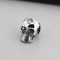 Silberner Totenkopfring mit Spaten- und Sterngravur im Punk-Edelstahl-Finish - US 8 / Pik & Stern Totenkopf (KR46027-K)