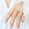 Eleganter goldener Ring mit hohlem Herz und Kettendesign an der Hand mit Spitze - US 7 / Gold