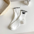Calze bianche Lolita JK con bordo nero a volant e fiocchi decorativi laterali - Bianco con Farfalla Nera