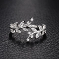 Anillo de hoja plateado con cristales brillantes sobre cuero negro, diseño abierto - Abierto Ajustable / Oro Blanco