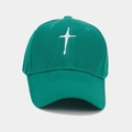 Détail d'une casquette de baseball verte en coton avec broderie blanche et œillets d'aération - Réglable / Vert Marin