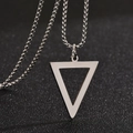 Gros plan d'un pendentif triangle évidé argenté sur une chaîne tressée en métal - Argenté