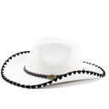 Chapeau de cowboy en feutre de laine blanc avec bord cousu noir et emblème de taureau - M (56-58cm) / Chapeau blanc avec bordure point fouet noire
