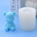 Vue détaillée du moule en silicone pour ours et figurine d'ours en résine bleue finie - Ours Lisse