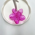 Pinza per capelli a fiore di plumeria viola trasparente su un vassoio bianco pulito - 8cm / Rosso Rosa Trasparente
