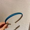 Schmaler zyanblauer Satin-Haarreif für Damen im minimalistischen Retro-französischen Stil - See Blau