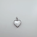 Detailopname van 18K vergulde hartvormige hanger met natuurlijke witte schelpinleg - Groot Hart - Platina (Witte Schelp)