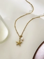 Dettaglio della collana con pendente a stella marina dorata e singola perla d'acqua dolce - Stella marina