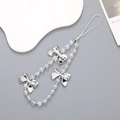 Dragonne de téléphone en perles de cristal avec nœuds argentés sur fond gris minimaliste - Style Nœud Papillon Argenté (K2207)