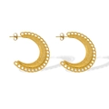 Dettaglio di orecchini a cerchio a C dorati con intricata trama incisa e finitura - Ck1295-oro