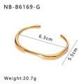 Detailansicht eines unregelmäßigen 18k vergoldeten Edelstahl-Armreifens mit Maßen und Gewicht - Wellenförmiger Unregelmäßiger Stil (NB-B6169-G) / Gold