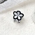 Mini pince à cheveux fleur en acétate noir et blanc avec détail de strass au centre - Blanc