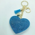 Llavero corazón de diamantes azules con herrajes dorados, borla azul y cascabel - Oro + Azul Claro