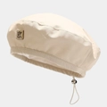 Détail du béret beige avec logo K métallique et cordon de serrage interne ajustable - M (56-58cm) / Beige