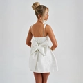 Mini robe blanche avec un grand nœud au dos, de fines bretelles et un laçage corset - S / Blanc