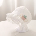 Dettaglio cappello sole neonata con ricamo a fragola rosa e tessuto in pizzo a rete - 46-48cm (5-15 Mesi) / Bianco