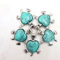 Vijf schildpad kettingen met turquoise steen en zilveren hart detail op witte achtergrond - 5-delige set / Turkoois