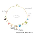 Dettaglio della collana dorata con pendenti a fungo in resina e ciondoli a fiori - Stile Fiore Dorato (P2184)
