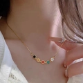 Detailweergave van 18k vergulde ketting met kleurrijke ronde hangers met smiley-patroon - 411 Kleurrijke Smiley Gezicht Ketting (Goud)