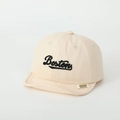 Dettaglio del cappellino in cotone beige con ricamo Boston nero e piccola etichetta gialla - 50cm 1-3 Anni / Bianco Sporco