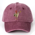 Casquette de baseball en jean délavé bordeaux avec motif humoristique de coq buvant de la bière - Bordeaux