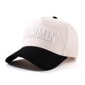 Détail de la broderie 3D MOMMIN' sur la casquette de baseball bicolore à cinq pans - Beige Noir Contrasté (MOMMIN')