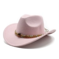 Détail d'un chapeau de cowboy rose en feutre avec bande perlée et pierre brune ornementale - Rose Rouge