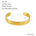 Dettaglio del bracciale in acciaio inossidabile placcato oro 18 carati con motivo spina - Oro