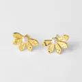 Elegantes pendientes de flor dorados con perlas centrales sobre un fondo minimalista - Estilo B-Forma de Flor