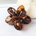 Matte flower hair claw clip in amber tortoise shell pattern for hair styling - Glossy Yellow Leopard