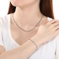 Dettaglio del set collana e bracciale in titanio argento con ciondoli a sfera - Stile Argentato(KS228293-ZJZL)